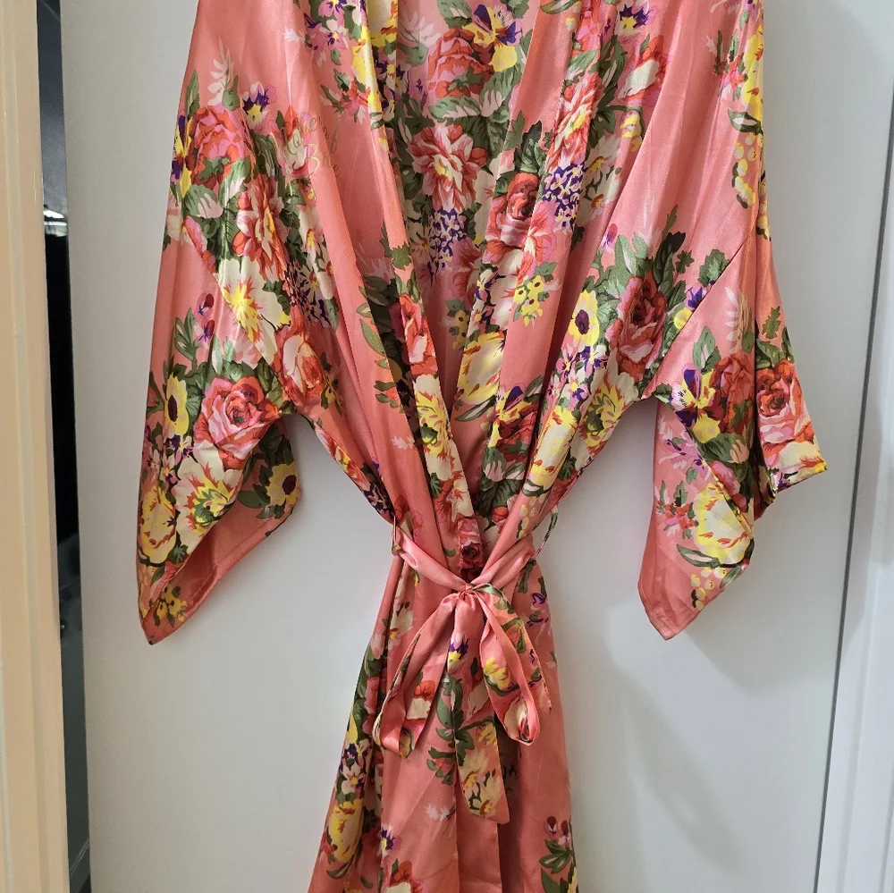 Robe - Picture 1 of 2